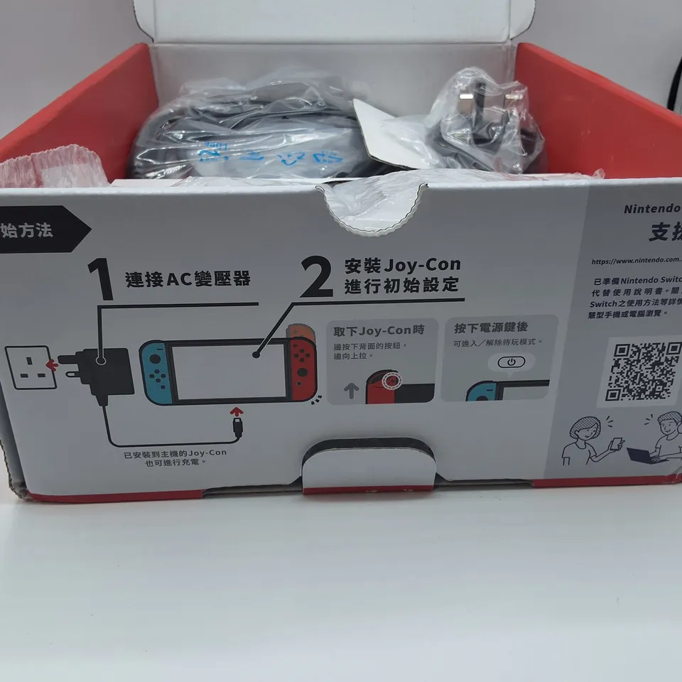 BOXED NINTENDO SWITCH OLED HANDHELD GAMES CONSOLE WITH ACCESSORIES