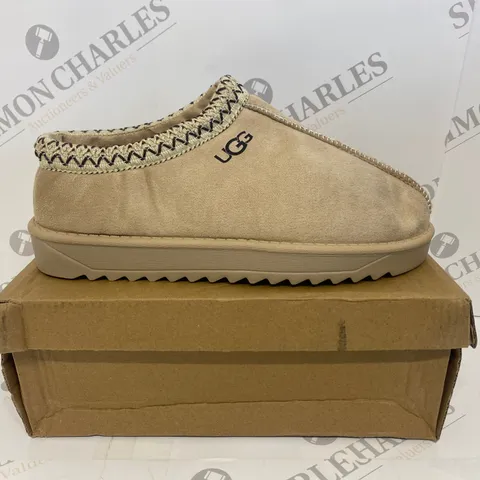 BOXED PAIR OF UGG SLIP ON SHOES SIZE 38