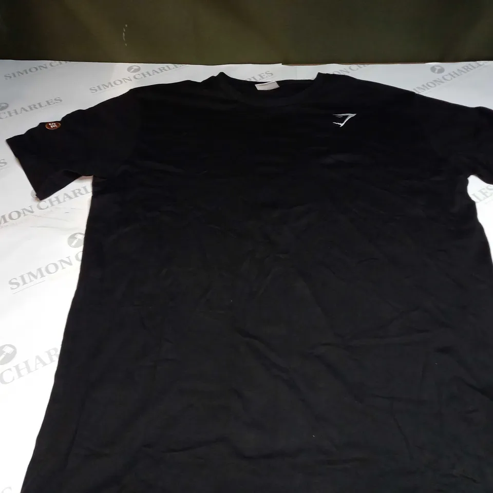 GYMSHARK EMBROIDED PLANE DESIGN T-SHIRT IN BLACK - MEDIUM