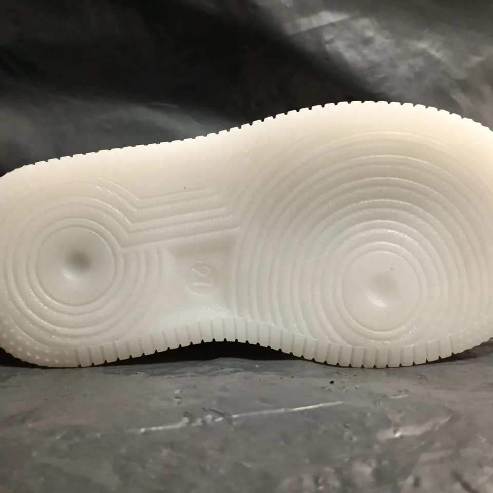 BOXED PAIR OF UNBRANDED KIDS TRAINERS IN WHITE/MULTI SIZE EU 27