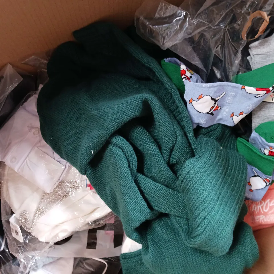 APPROXIMATELY 30 ASSORTED ITEMS OF CLOTHING IN VARIOUS STYLES AND SIZES