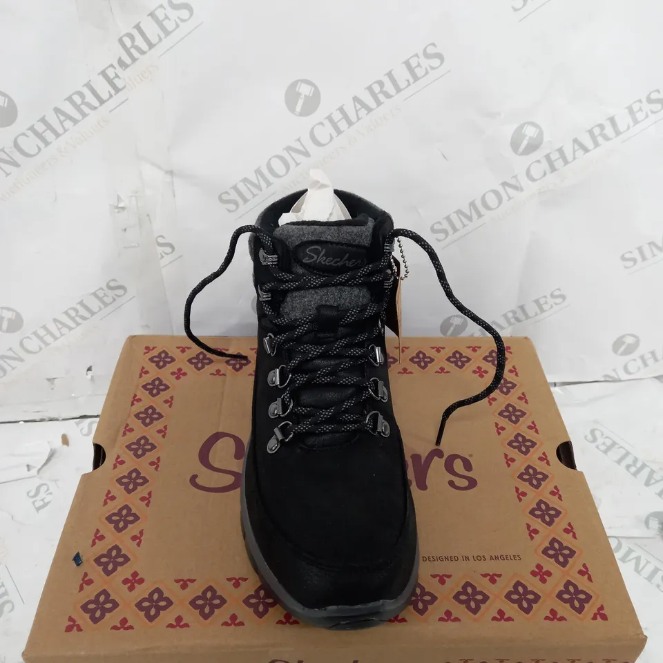 BOXED SKECHERS SYNERGY WARM TECH BOOTS, BLACK - SIZE 5