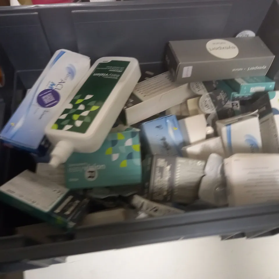 LOT OF ASSORTED EYECARE ITEMS TO INCLUDE SPECSAVERS, ACUVUE AND TOTAL 1