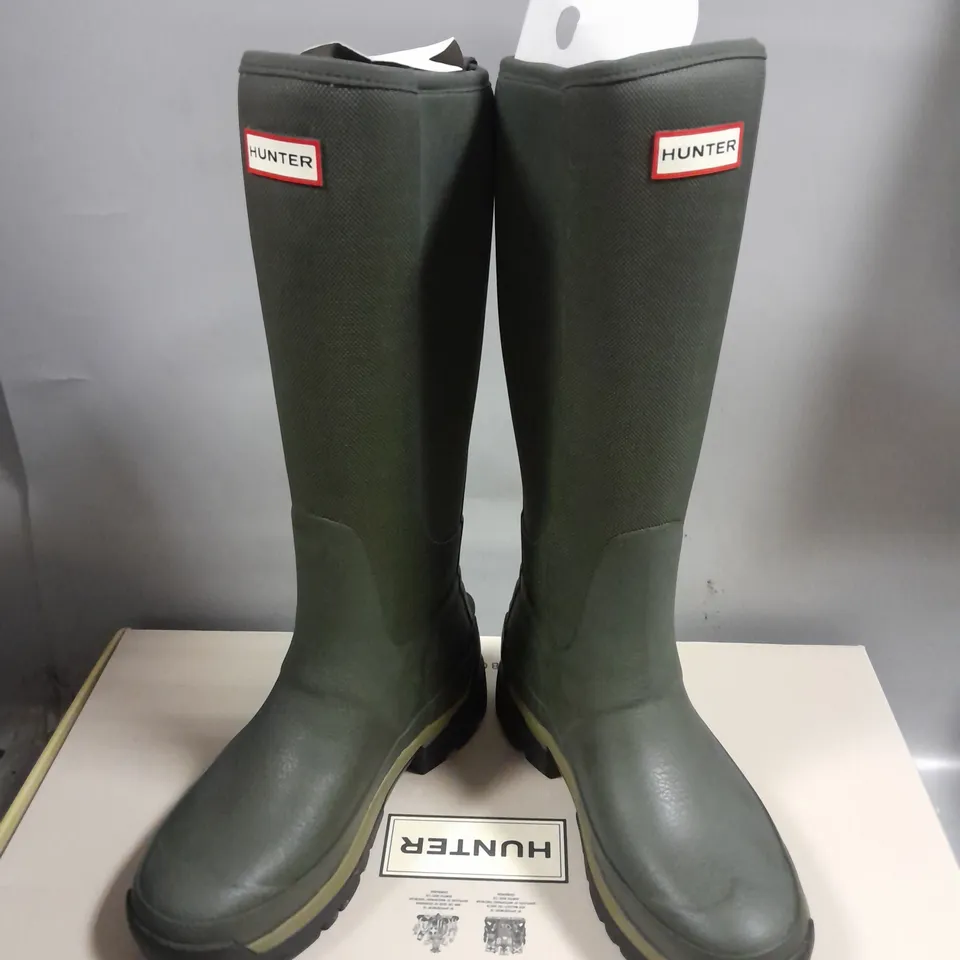 BOXED PAIR OF HUNTER FIELD BALMORAL HYBRID TALL BOOTS IN DARK OLIVE SIZE UK 6