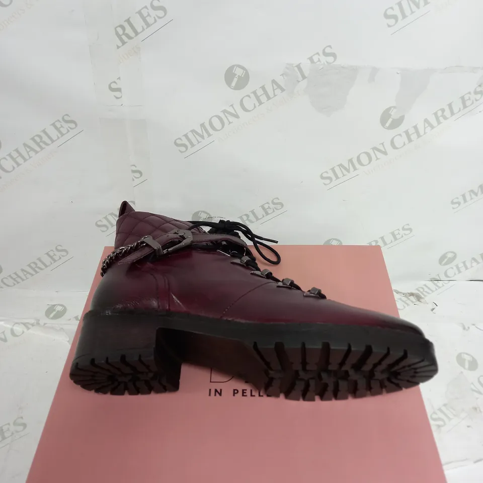 BOXED MODA IN PELLE ARANIE BURGUNDY LEATHER QUILTED CHAIN LACED HIKER BOOT SIZE 6