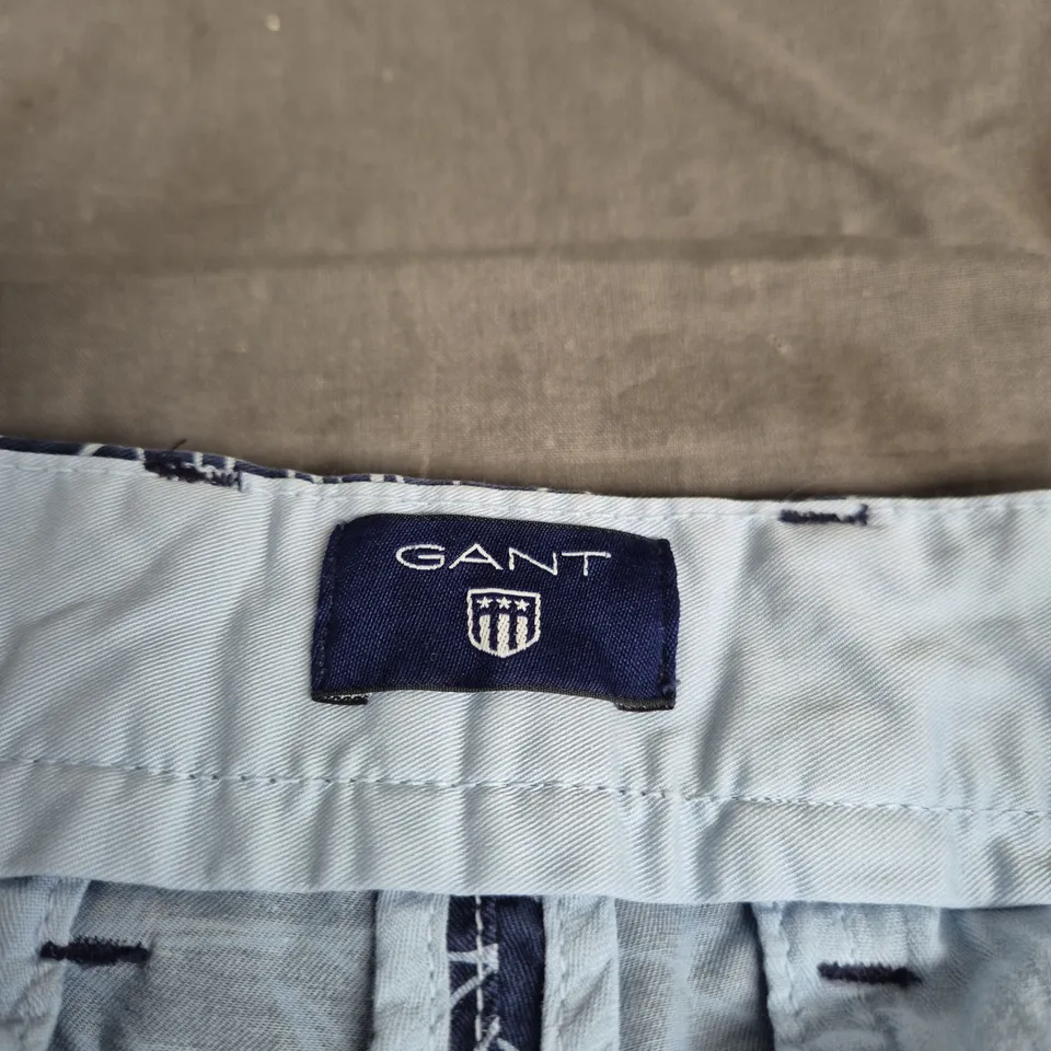 GANT MEN’S NAVY PALM-PRINT SHORTS - SIZE W40