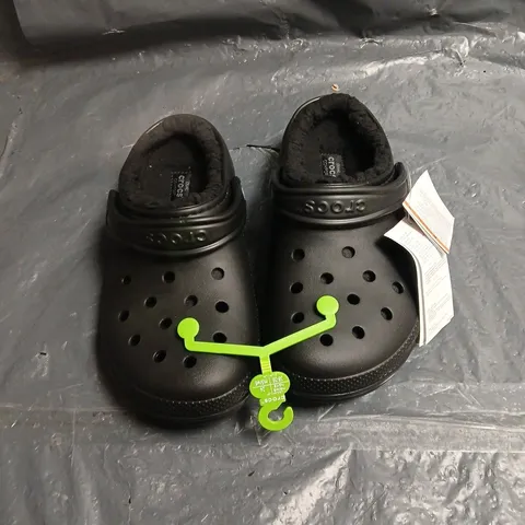 CROCS CLASSIC LINED CLOG – BLACK M5 W6. UNBOXED