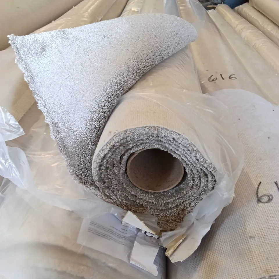 ROLL OF QUALITY SUBLIME CARPET // APPROX SIZE: 5.00 X 3.29m