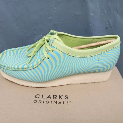 BOXED CLARKS ORIGINAL WALLABEE BLUE/LIME PRINT SIZE 6