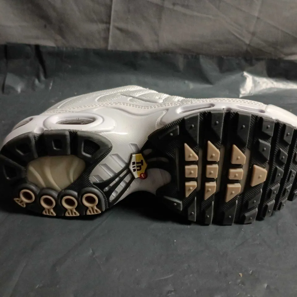 UNBOXED PAIR OF NIKE TN AIR TRAINERS - UK SIZE 4.5 