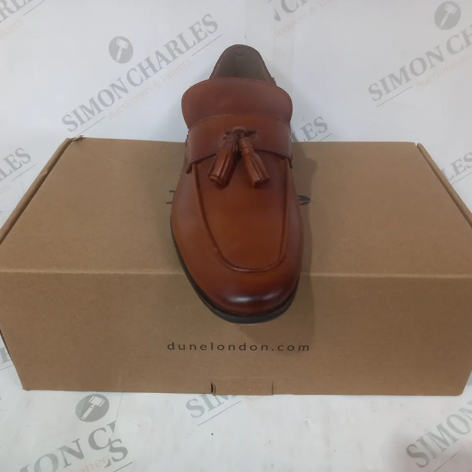 BOXED PAIR OF DUNE LONDON LEATHER TASSLE LOAFERS IN TAN EU SIZE 40