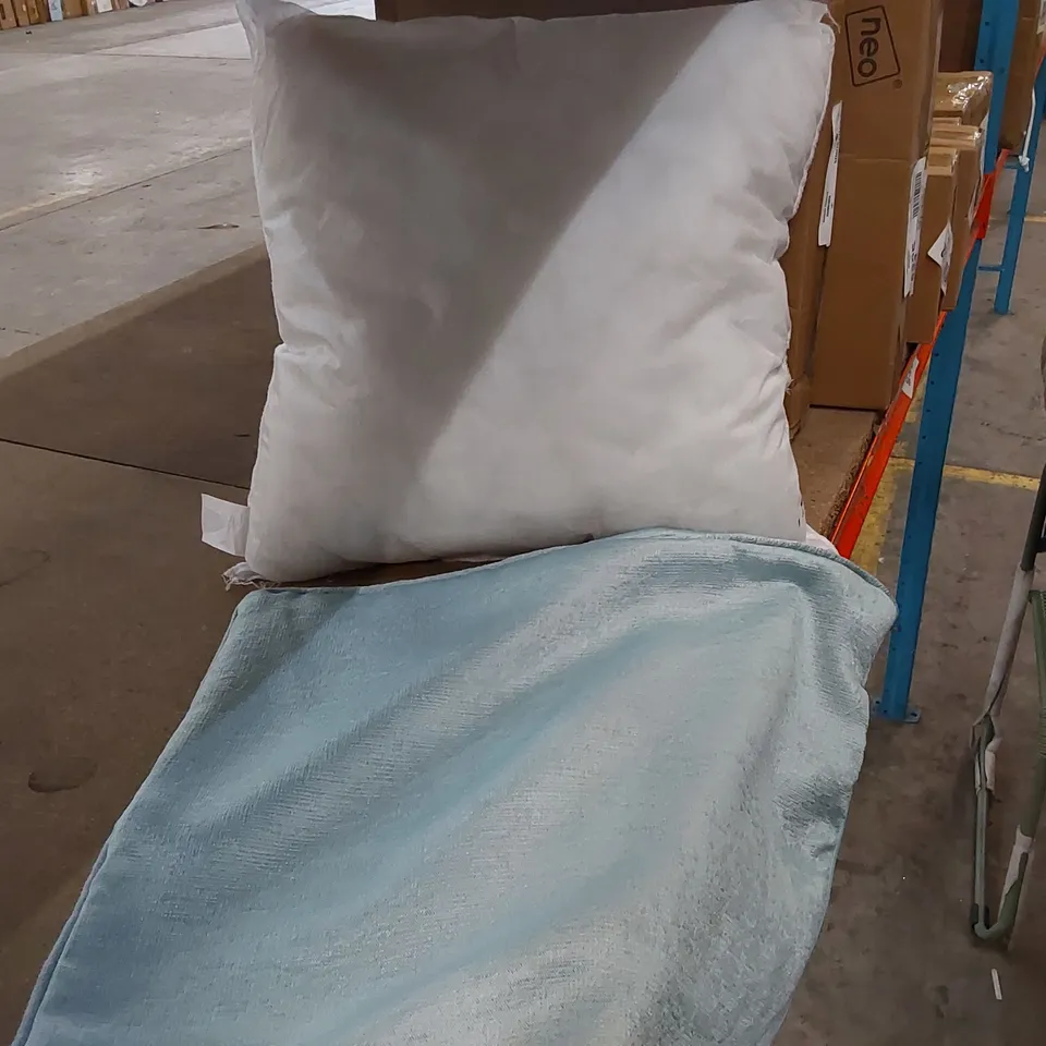 BAGGED SQUARE THROW CUSHION WITH FILLING (1 ITEM)