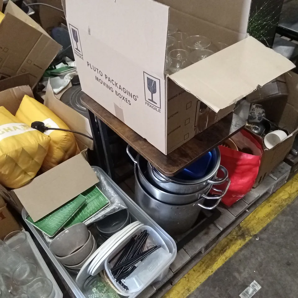 PALLET OF ASSORTED CATERING SUPPLIES AND RESTERAUNT DECOR ITEMS