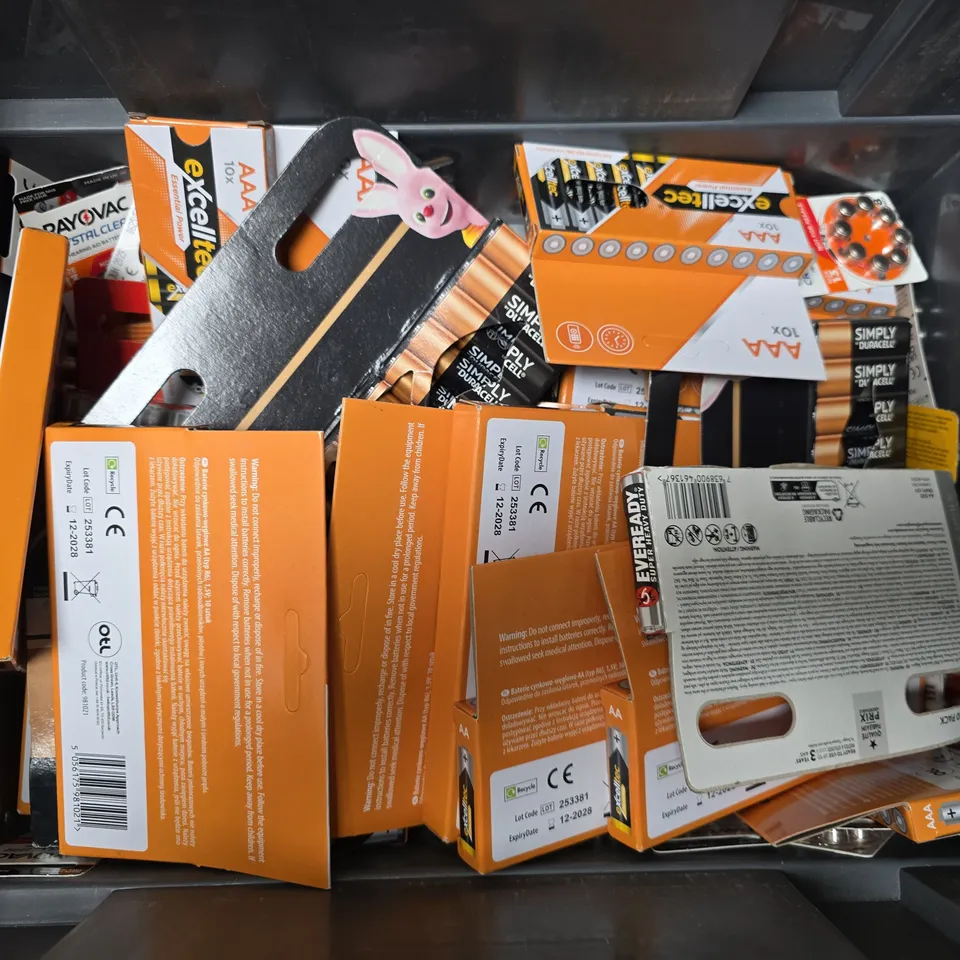 LARGE QUANTITY OF ASSORTED BATTERIES TO INCLUDE DURACELL, EVEREADY, RAYOVAC, ETC