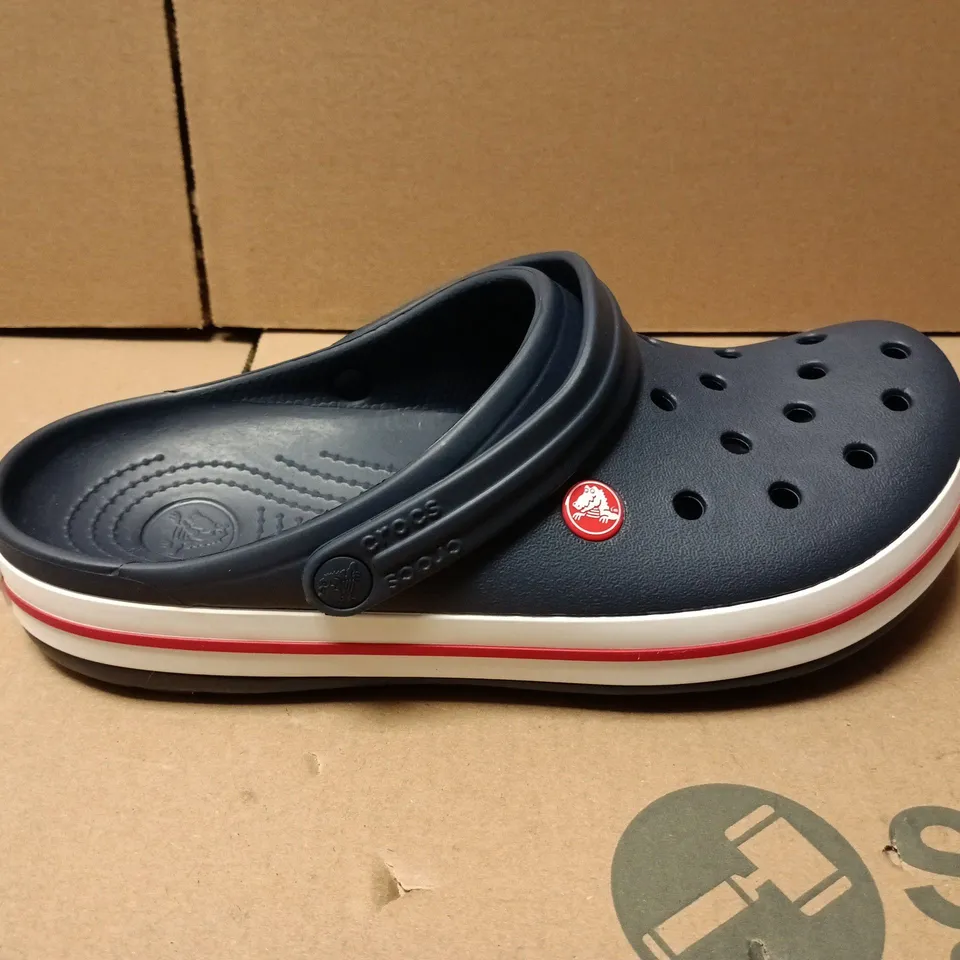 UNBOXED PAIR OF CROCS CROCBAND CLOGS IN NAVY - M9/W11