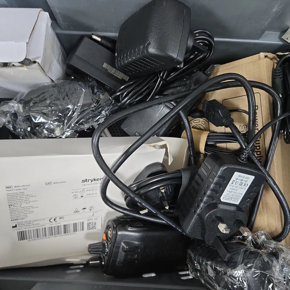 APPROXIMATELY 8 ASSORTED ELECTRICAL ITEMS TO INCLUDE VARIOUS CABLES AND POWER ADAPTERS, ETC