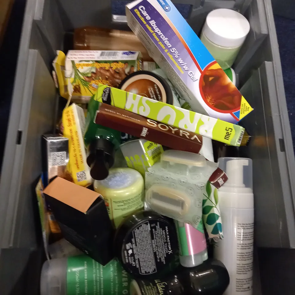 LOT OF APPROXIMATELY 20 COSMETICS ITEMS TO INCLUDE BODY SCRUB , SHAMPOO , CARE GEL ETC  
