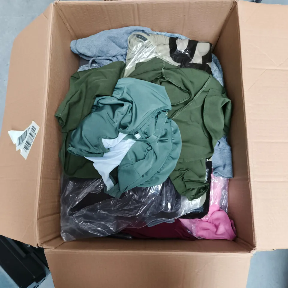 BOX OF APPROXIMATELY 20 ASORTED CLOTHING ITEMS TO INCLUDE: THREADBARE JUMPER UK 20