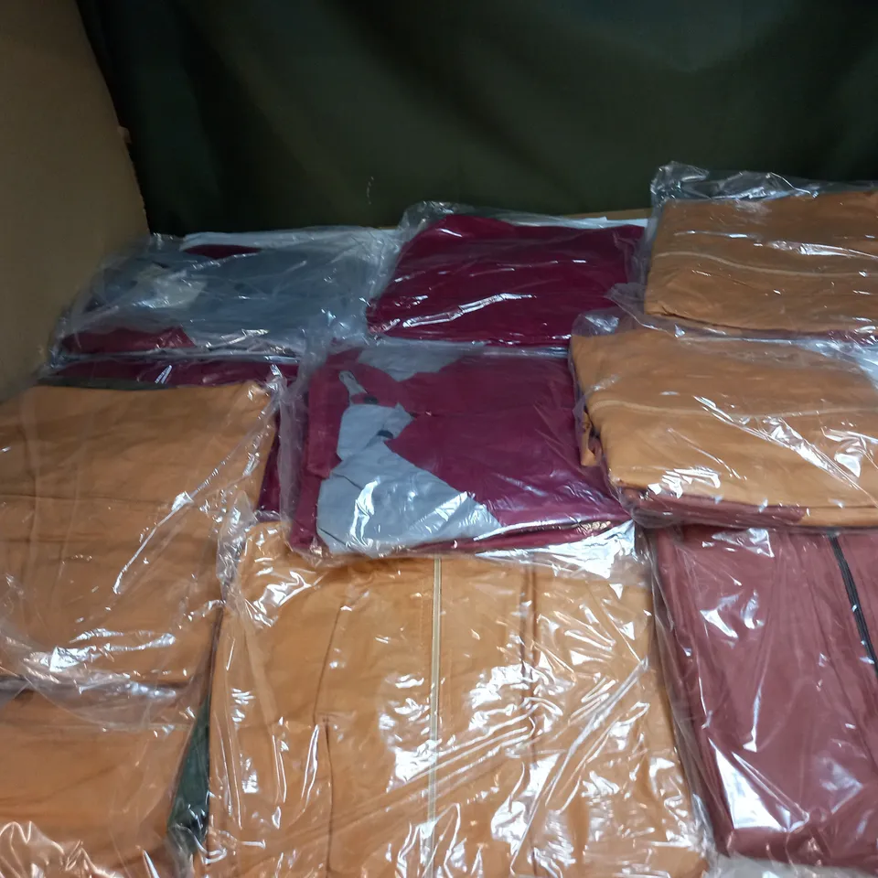 LOT OF APPROX 10 ASSORTED CLOTHING ITEMS IN VARIOUS SIZES