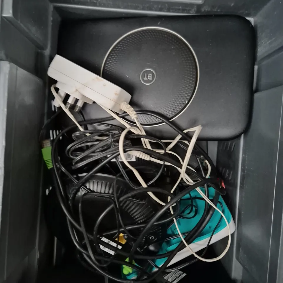 APPROXIMATELY 10 ASSORTED ELECTRICAL PRODUCTS TO INCLUDE POWER SUPPLIES, CONTACTLESS MACHINE, REPLACEMENT REMOTES ETC 