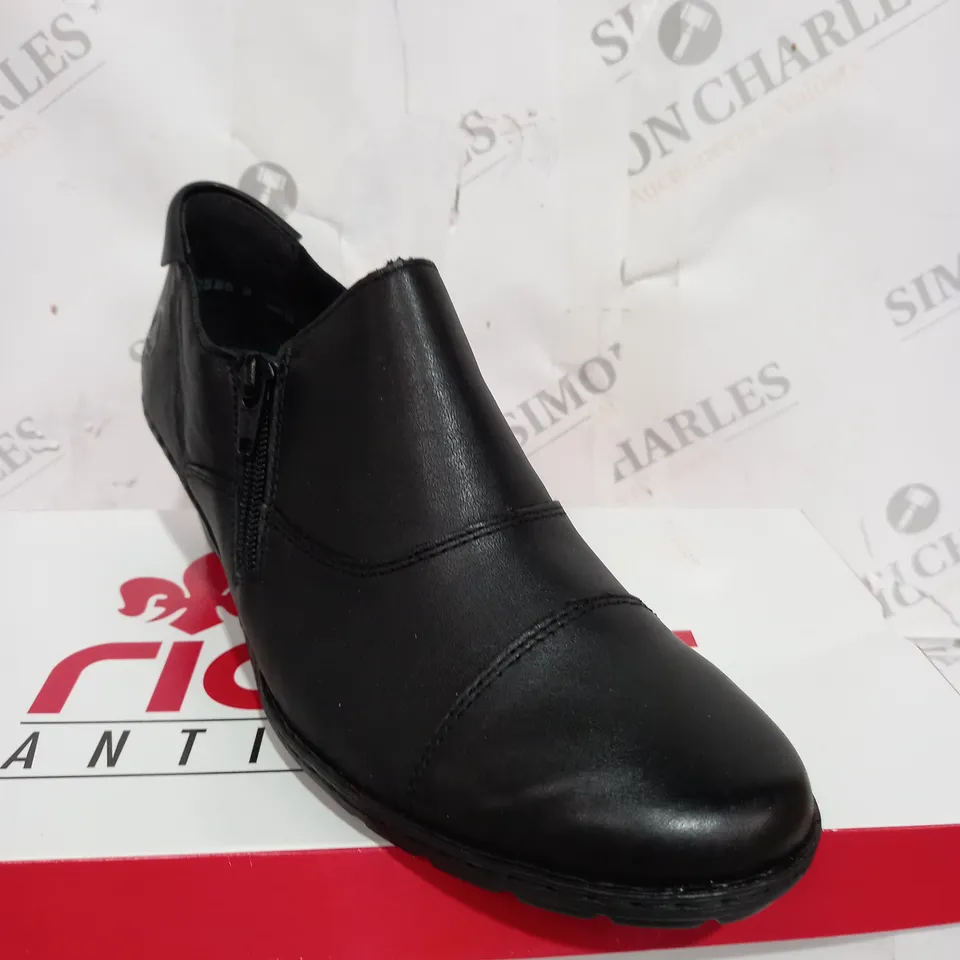 BOXED PAIR OF RIEKER ANTISTRESS BOOTS IN BLACK SIZE 6.5