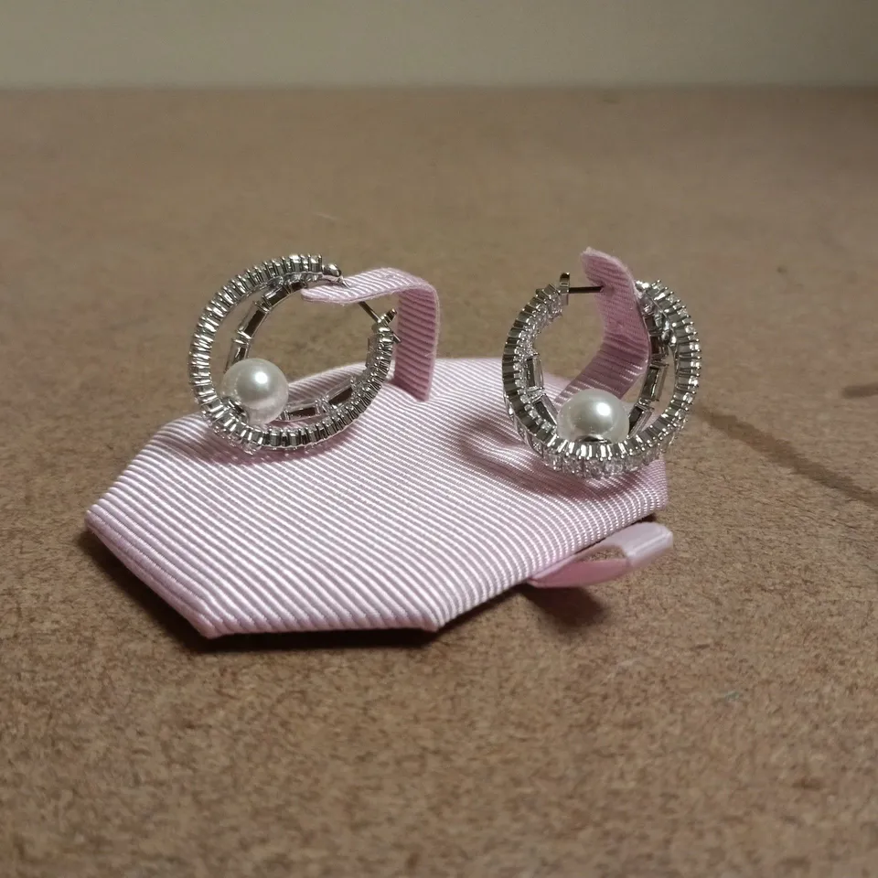 SWAROVSKI ARIANA GRANDE PEARL & CRYSTAL HOOP EARRINGS – PINK HEXAGONAL BOX