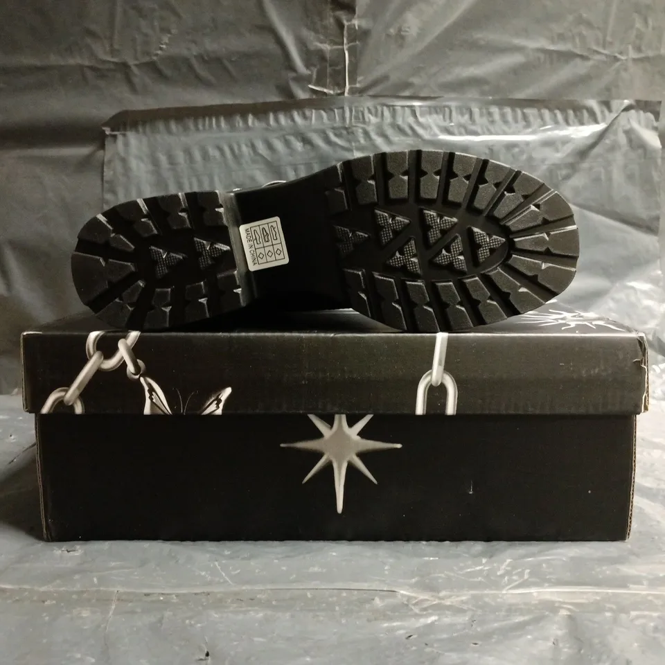 BOXED PAIR OF KOI ASTRO SILVER STAR & MOON CHUNKY BOOTS IN BLACK SIZE UK 5