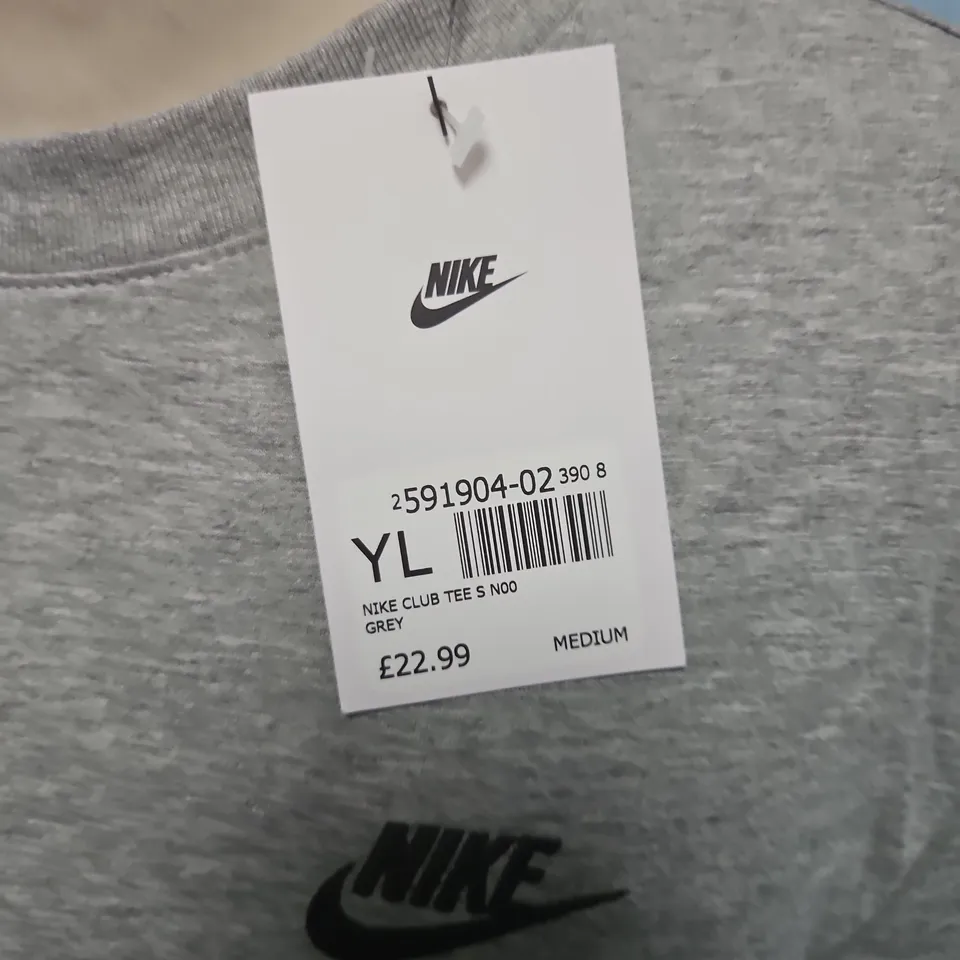 NIKE MENS CLUB TEE IN GREY - M