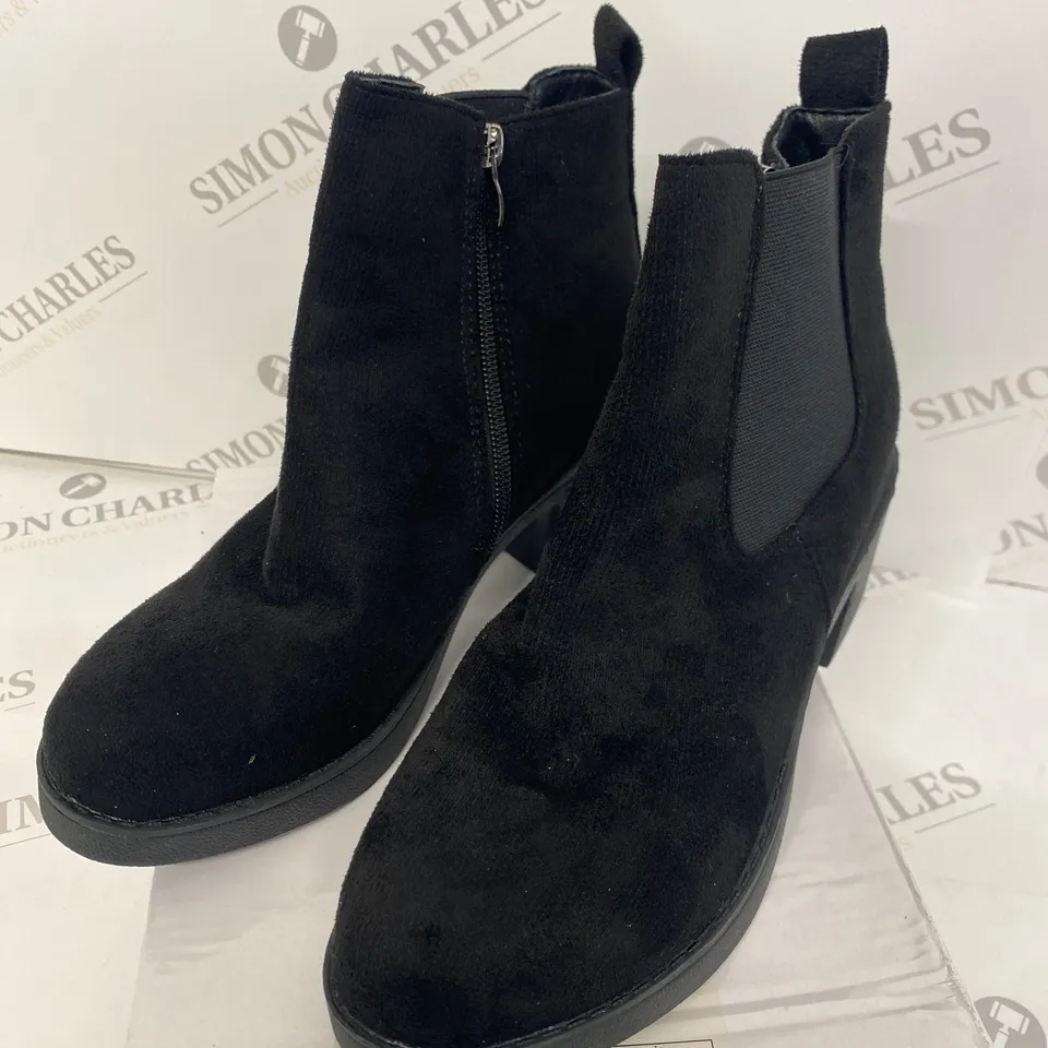 BOXED PAIR OF BLACK ZIP-UP BOOTS SIZE 38