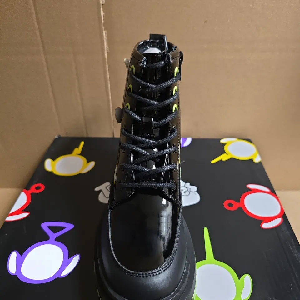 BOXED PAIR OF KOI TUBBYTRONIC KIDZ DIPSY HEAD BOOTS – UK SIZE 13