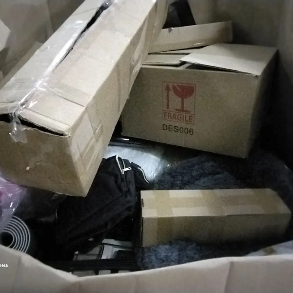 PALLET OF ASSORTED ITEMS INCLUDING GOLF CLUB BAG, EXCIRCISE MAT, STEERING WHEEL COVER, FOAM STEP AND RAMP, YAMAHA SOUND BAR