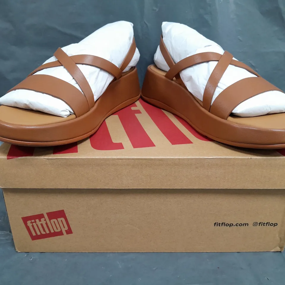 BOXED PAIR OF FITFLOP FLATFORM STRAPPY SANDALS IN BROWN SIZE UK 6