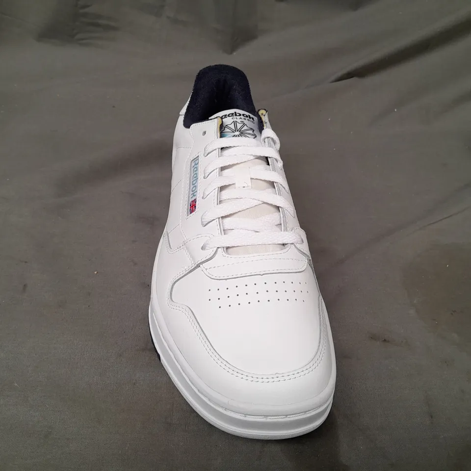 BOXED PAIR OF REEBOK PHASE COURT TENNIS SHOES IN WHITE UK SIZE 10.5