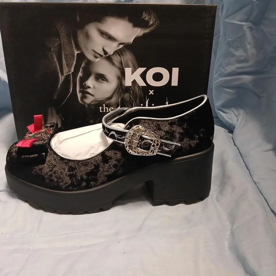 BOXED PAIR OF KOI TWILIGHT SAGA TIRA MARY JANE AND ALEC EDITION IN BLACK SIZE UK 9