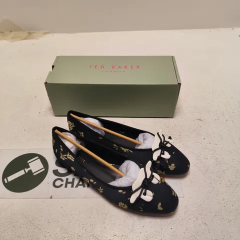 TED BAKER DAPHNE BALLET FLATS – BLACK FLORAL PRINT, UK 7 (EU 40)