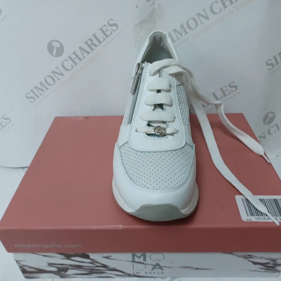 BOXED PAIR OF MODA IN PELLE AVERY WEDGE TRAINERS WHITE SIZE 7