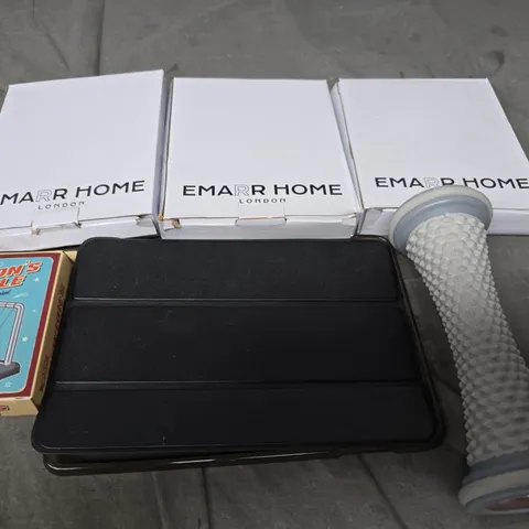 APPROXIMATELY 15 ASSORTED HOUSEHOLD ITEMS TO INCLUDE - TABLET COVERS , NEWTONS CRADLE , ETC