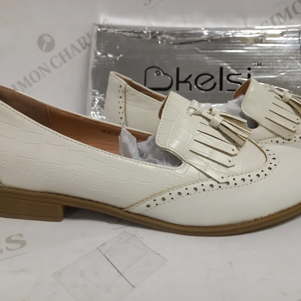 KELSI WHITE LOAFER SLIP ON SHOE UK 6 WITH TRIM DETAIL
