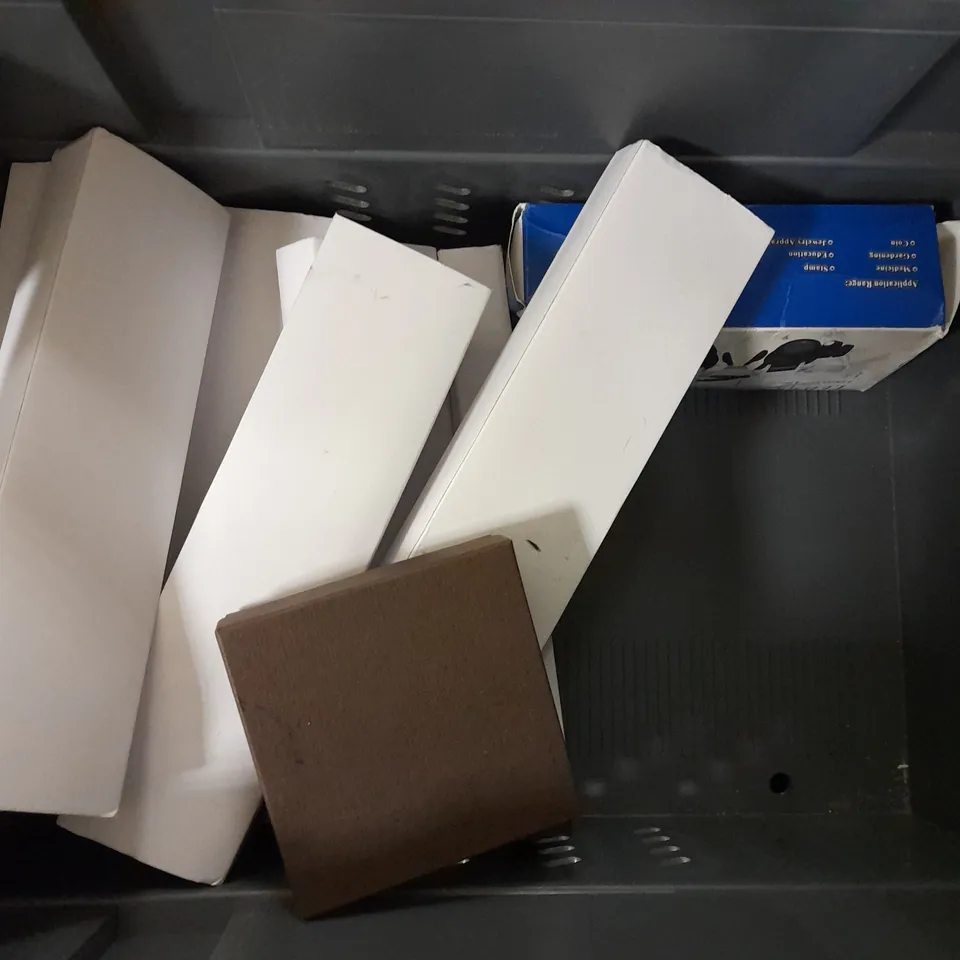 BOX OF APPROX 6 ITEMS TO INCLUDE NECKLACE BOXES AND COSTUME JEWELLERY