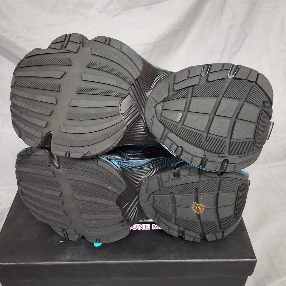 BOXED KOI HATSUNE MIKU CHUNKY TRAINERS IN BLACK/BLUE - UK 7