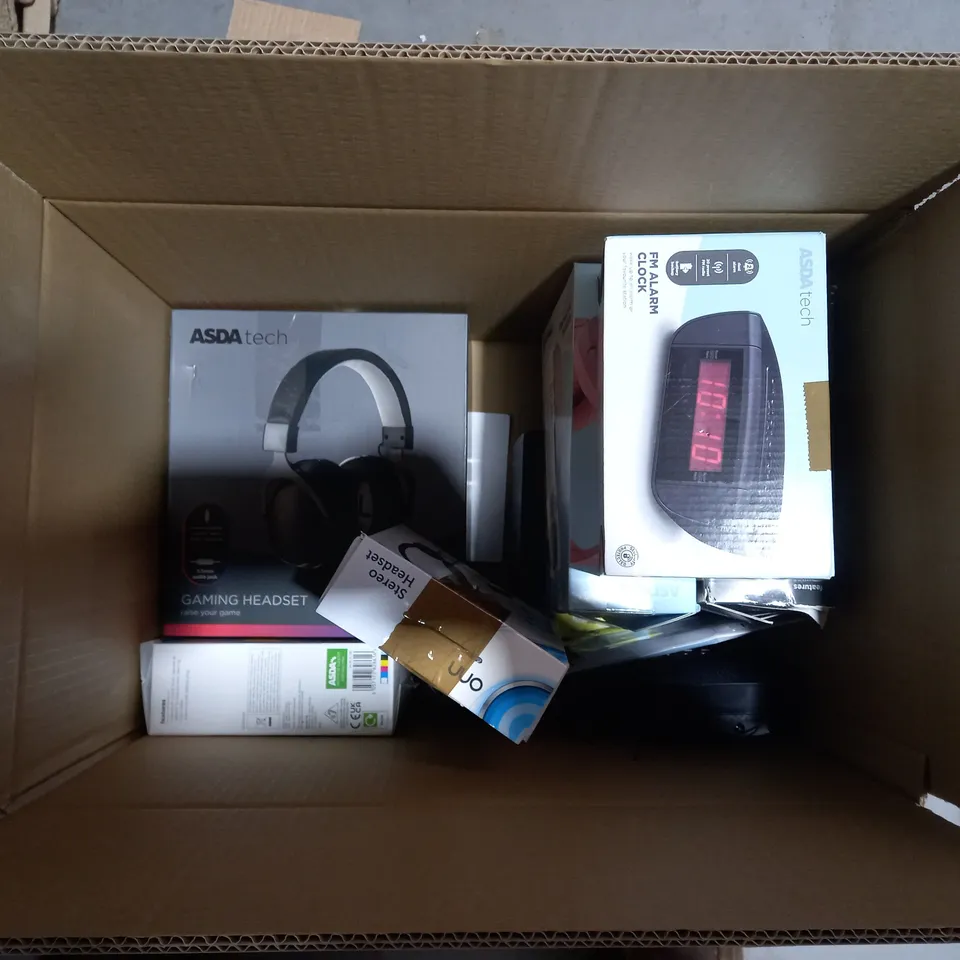 LOT OF ASSORTED ITEMS TO INCLUDE - WIRED HEADPHONES  - POWER BANK - ALARM CLOCKS 