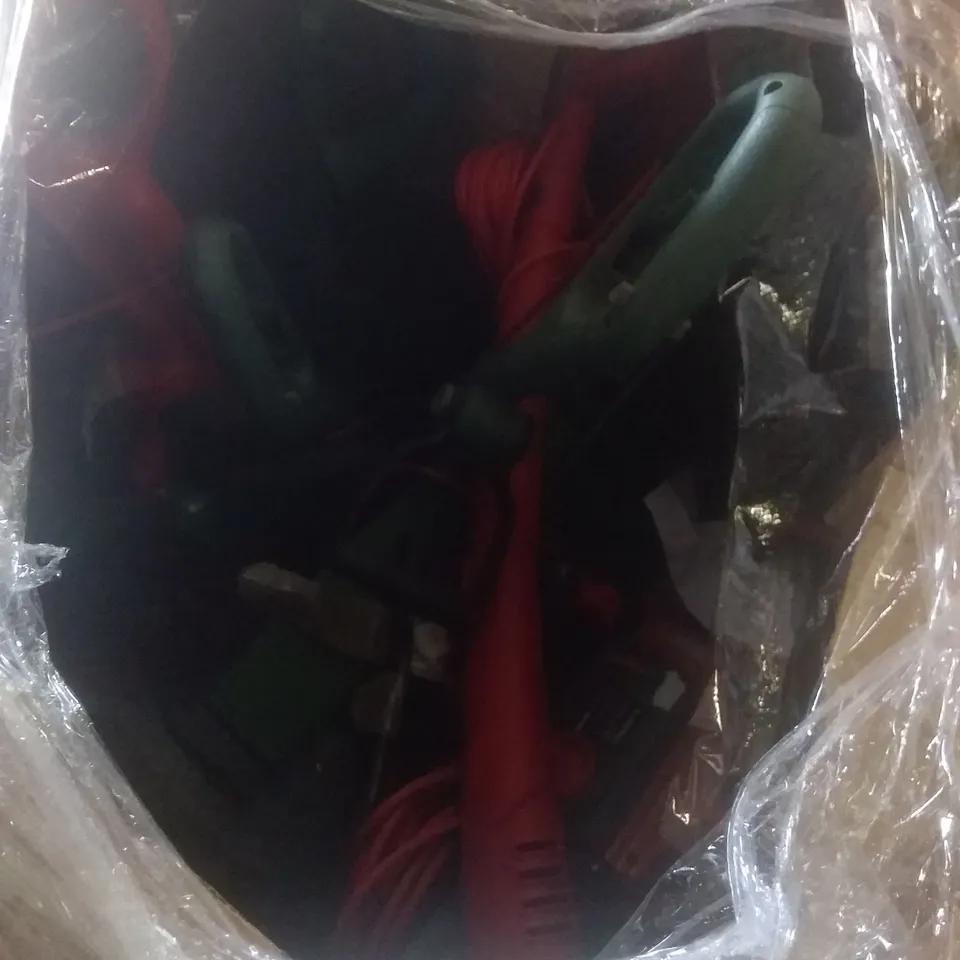 PALLET OF ASSORTED ELECTRICAL GARDEN EQUIPMENT INCLUDING ELECTRIC CHAIN SAW, CORDLESS GRASS TRIMMER, 