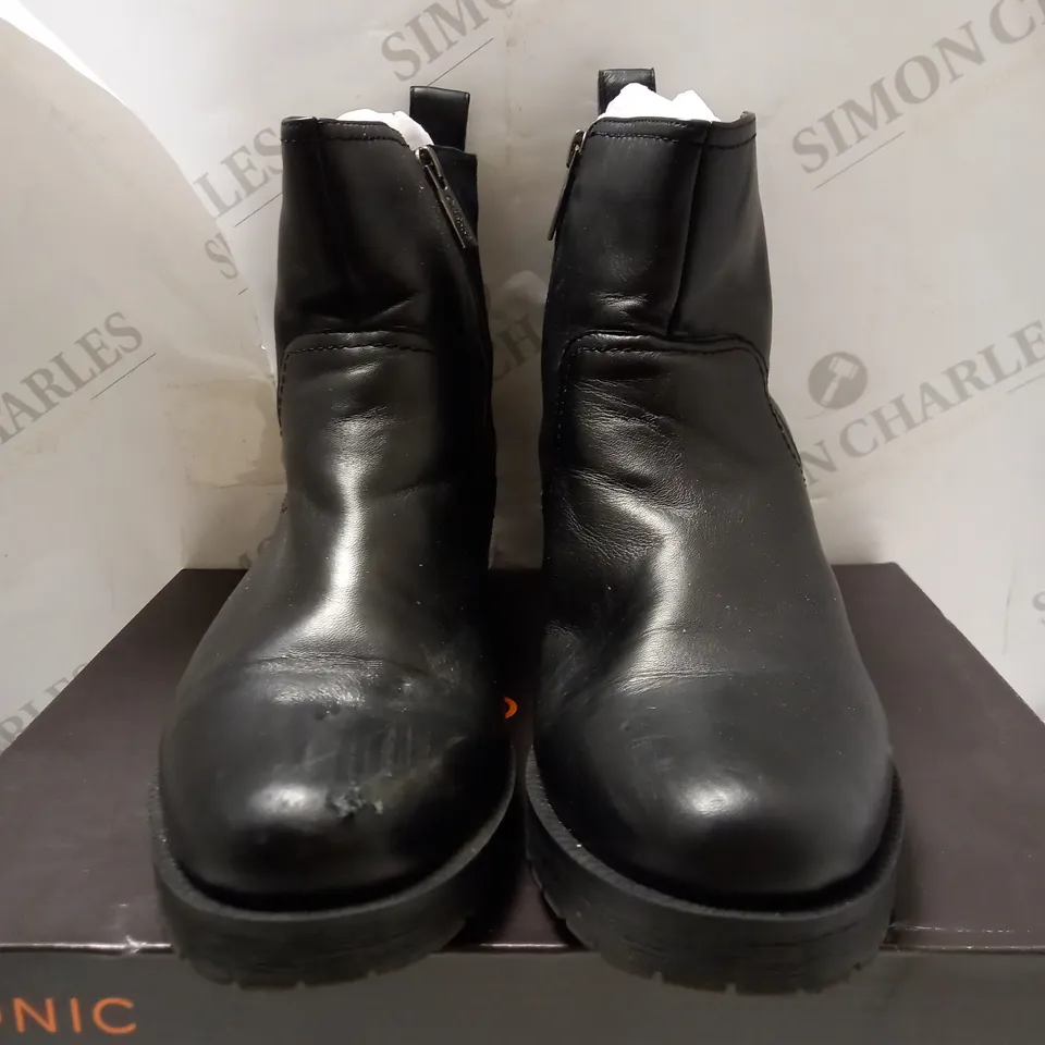 VIONIC BLACK BRYN CHELSEA BOOTS - SIZE 7