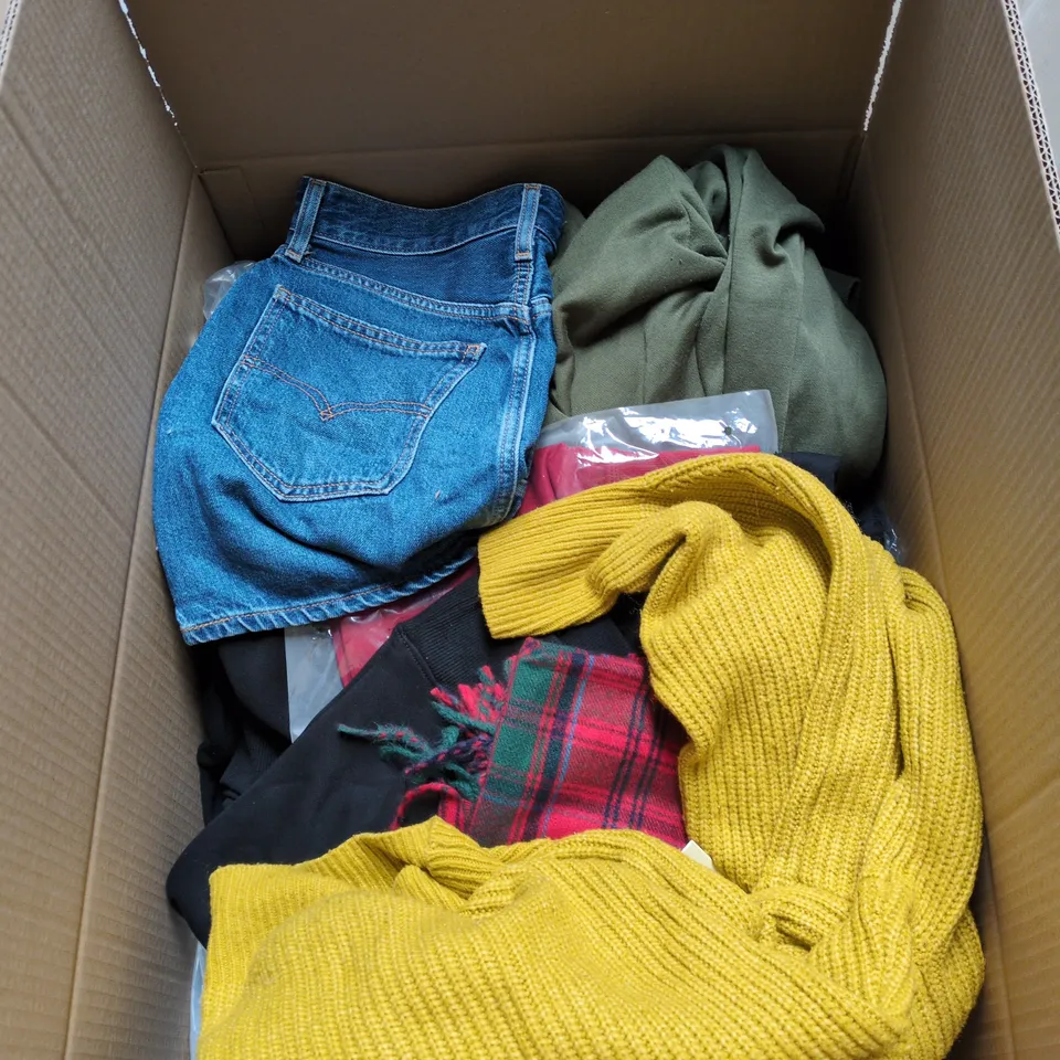 BOX OF APPROXIMATELY 20 ASSORTED CLOTHING ITEMS TO INCLUDE BLACK HOODIE, JEAN SHORTS, MUSTARD KNITTED JUMPER, SCARF ETC