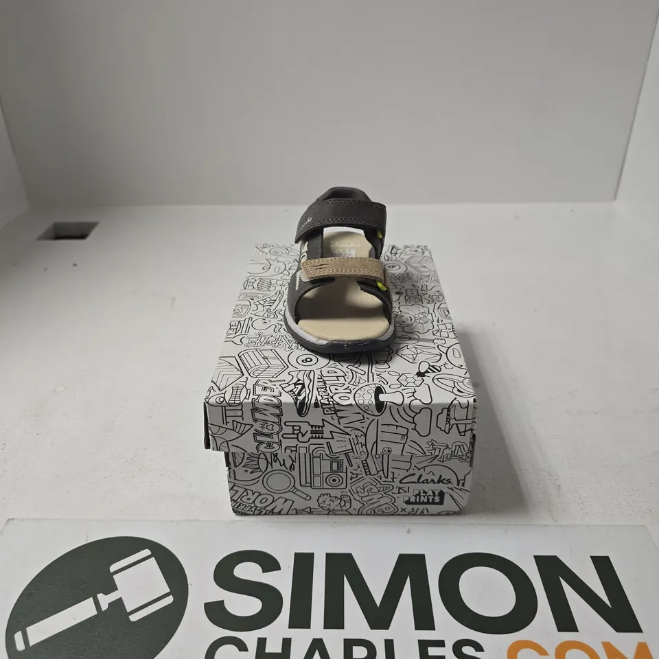 BOXED PAIR OF CLARKS SPINEY TAIL KIDS SHOES SIZE UK 7