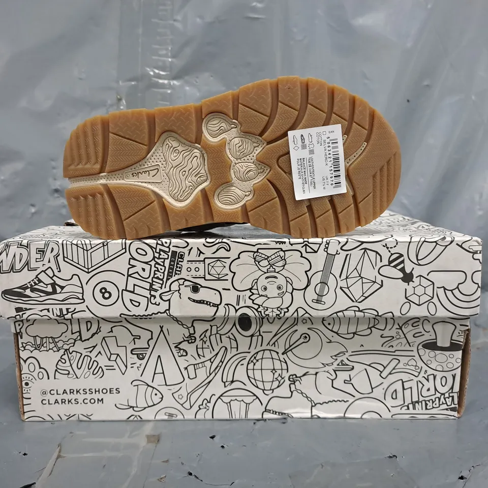 BOXED PAIR OF CLARKS PLAY PRINTS KIDS SHOES IN MULTI SIZE UK 7
