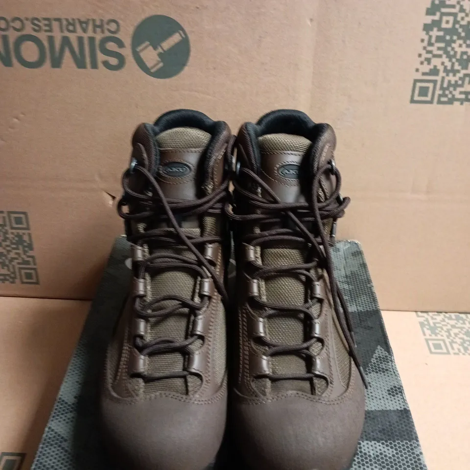 BOXED PAIR OF AKU TACTICAL COMBAT BOOTS – BROWN - UK SIZE 9L