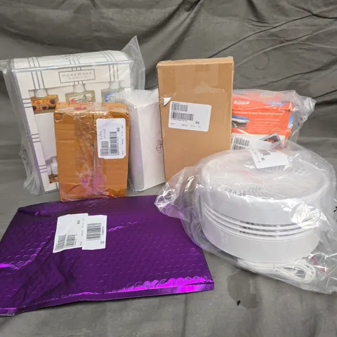 APPROXIMATELY 20 ASSORTED ITEMS TO INCLUDE HOMEWORX GIFT SET, FOLDABLE FAN, INSHIELD WIPER, ETC