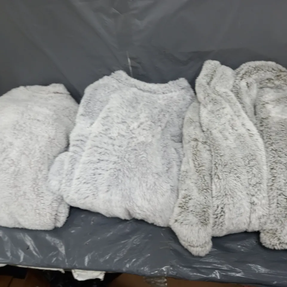 LOT OF FIVE ASSORTED FLUFFY DRESSING GOWNS