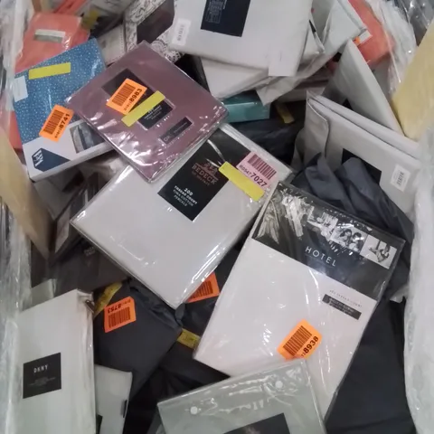 PALLET CONTAINING VERY LARGE AMOUNT OF BRAND NEW FITTED SHEETS, FLAT SHEETS PILLOW CASES ECT. //SIZES AND COLOURS VARY